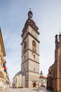 architekti chmelík & partneři, dostavba pokladny a rekonstrukce Bílé věže v Hradci Králové, pohled na věž z náměstí Jana Pavla II., foto