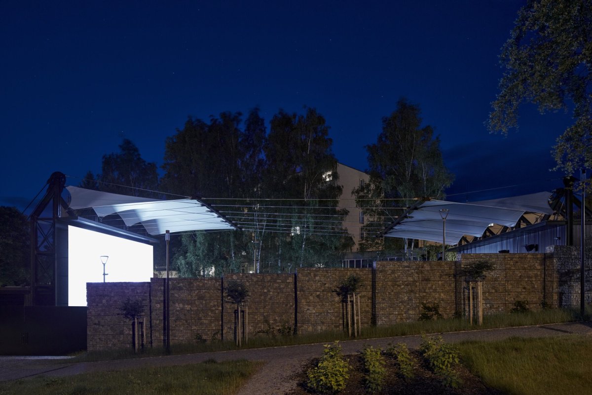Letní kino Prachatice, Mimosa Architekti: Dalším charakteristickým materiálem je žula. použitá na dlažbu a na výplně gabionových stěn