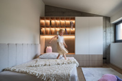 Druhý z dětských pokojů je zařízený jako herna. (Industriální přestavba rodinného domu; Atel!er)