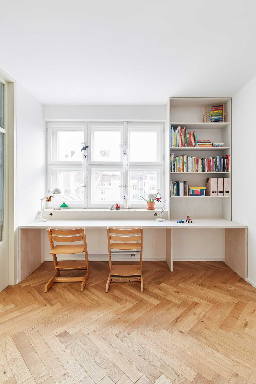 Dětský pokoj s oknem směrovaným do vnitrobloku. (Flexibilní rekonstrukce pražského bytu; Markéta Bromová architekti)