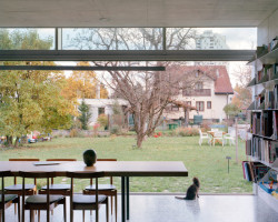 Vila Bôrik, PLURAL, LABAK - Celý prostor se východ otevírá celoprosklenou stěnou, který je díky posuvným oknům možné propojit se zahradou