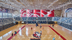 Vláknocementové desky mají využití v mnoha interiérech - v restauracích, galeriích, stanicích metra i doma. (na obrázku střední škola Joplin v USA)