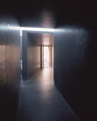 Toalety na Orlíku, tmavý umělý kámen a bílá omítka