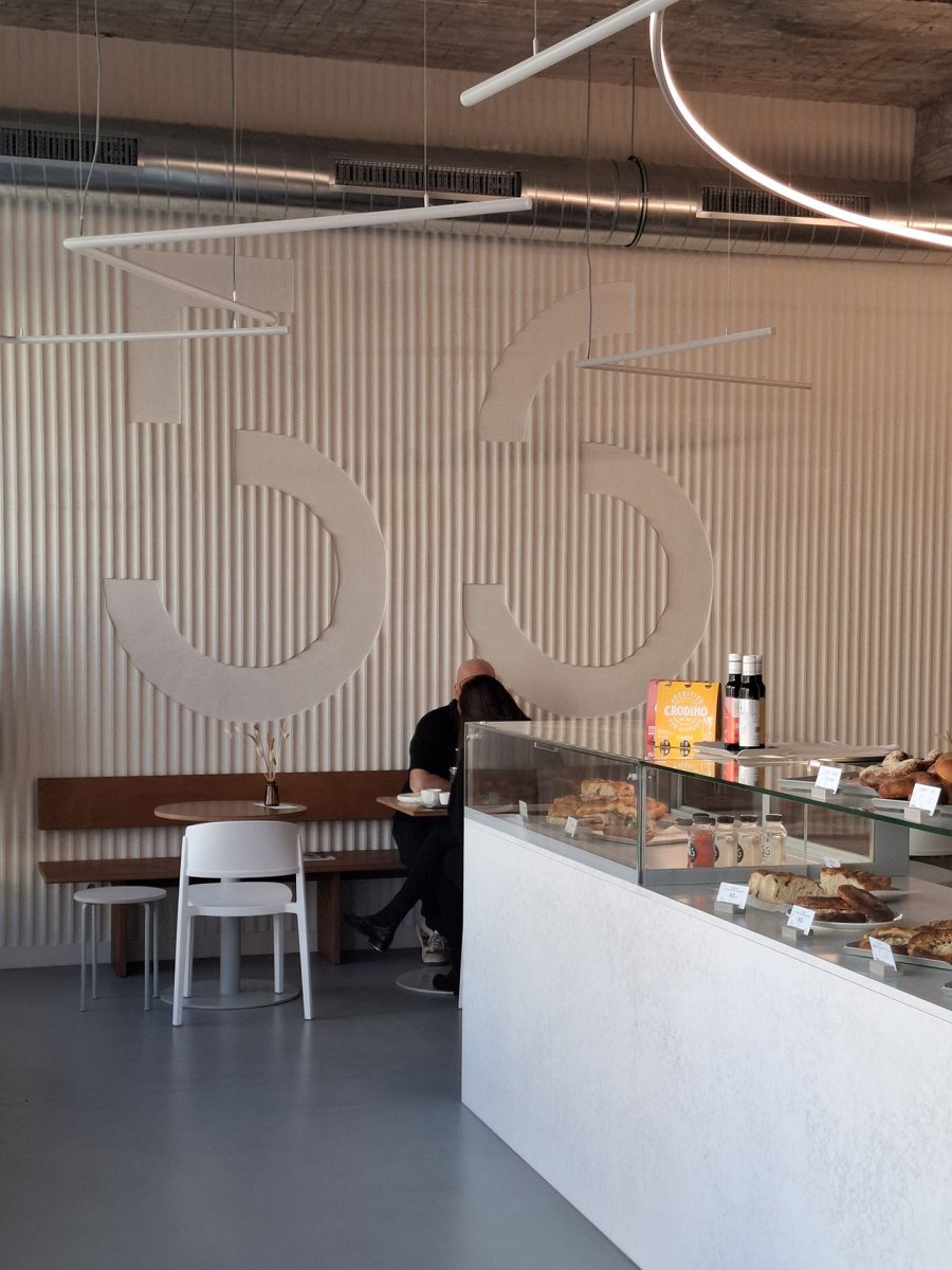 Interiér Bistra 56 navrhl ateliér RMBA.