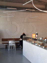 Interiér Bistra 56 navrhl ateliér RMBA.