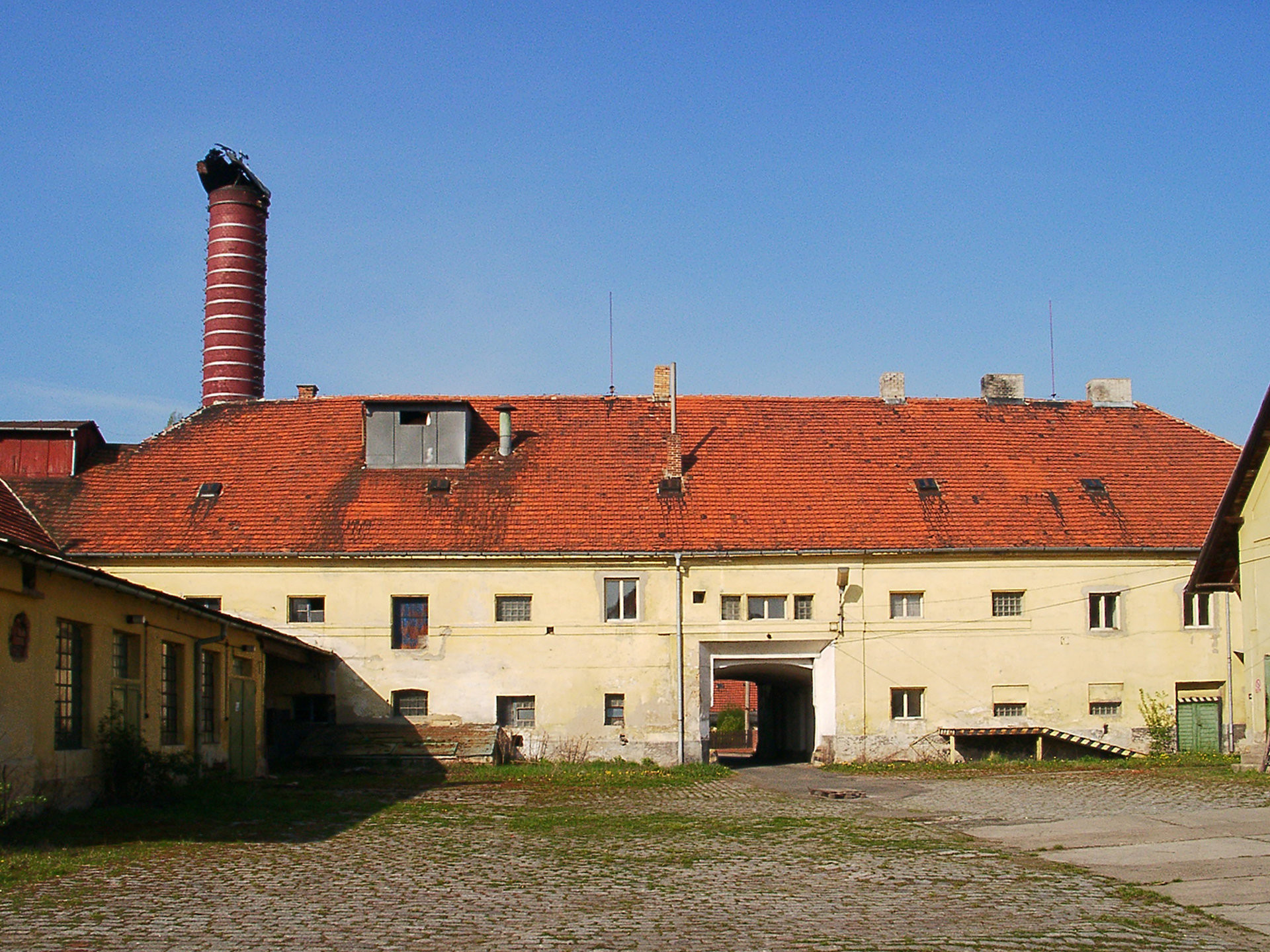 Záchrana pivovaru v Kostelci nad Černými lesy - pohled na západní křídlo pivovaru - původní stav z roku 2001