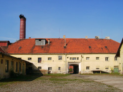 Záchrana pivovaru v Kostelci nad Černými lesy - pohled na západní křídlo pivovaru - původní stav z roku 2001