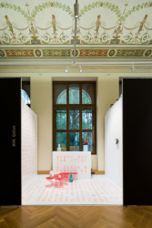 Hlavní cenu v kategorii Prostor si odnesl Matúš Buranovksý za vizuální styl stánku Qubus Design Studio na pražském festivalu Designblok 2021 