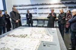 Přišel se podívat se na návrhy studentů, kteří pracovali s urbanistickým konceptem nové městské čtvrti, která kromě nemocnice a obytné zástavby zahrne i vysokoškolský kampus.