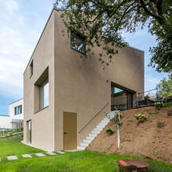 Dům ve Zlíně dokazuje, že i na svahu může být pohodlný dům se snadným přístupem na zahradu.