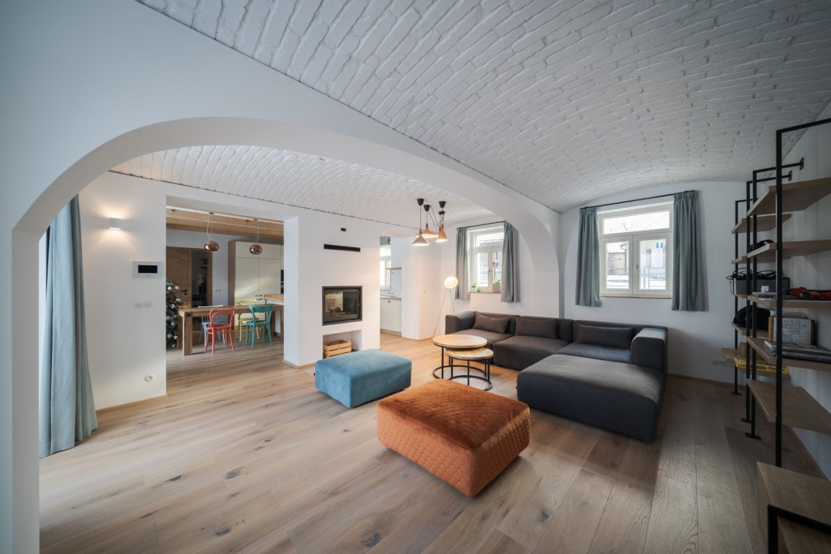 Stavení s červenou pumpou od DESTYL architekti