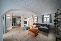 Stavení s červenou pumpou od DESTYL architekti