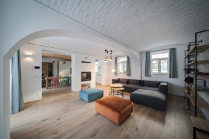 Stavení s červenou pumpou od DESTYL architekti