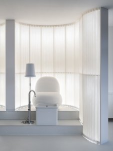 Průsvitný laminát přispívá k dramatickému efektu. (Nehtové studio NailSpot; Studio Plyš)