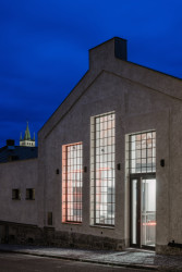 Jedno z nich má integrované dveře, což umožňuje přímý vstup z chodníku. (Konverze Pípalova malířství v Humpolci; MA Studio)