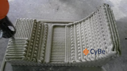 Obr. 15: Ukázka vzorku s vrstvami tištěnými vytlačováním cementové malty v kolmém směru, CyBe, Nizozemsko,