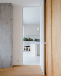 Jaromír Krobot navrhl interiér bytu, ve kterém dominují přiznané pálené cihly, beton a hrubé omítky