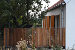 V malé vesnici na západě Slovensko stojí nově zrealizovaný dvojdům pro zdravotně a mentálně znevýhodněné navržený architekty z ateliéru A33