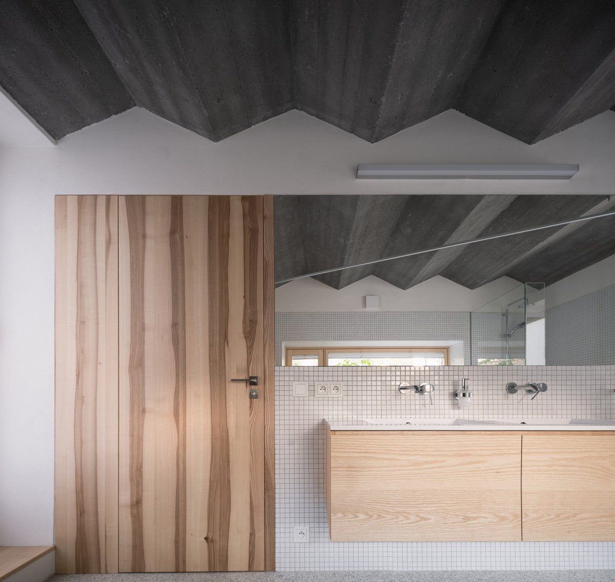 Ateliér Martin Neruda Architektura zrekonstruoval vyhořelý rodinný dům na pražské Zbraslavi
