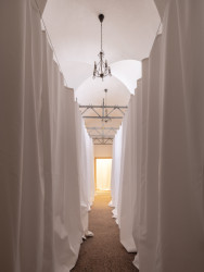 Povedlo se otevřít také boční vchod do sousedního kostela Maří Magdaleny. (Peer Collective a Kateřina Šedá, Festival vánočních zlozvyků)