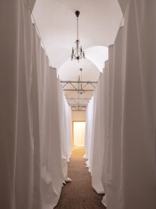 Povedlo se otevřít také boční vchod do sousedního kostela Maří Magdaleny. (Peer Collective a Kateřina Šedá, Festival vánočních zlozvyků)