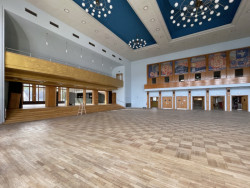 Hlavní sál po citlivém zásahu (Nové bar(v)y v Domě kultury Ústí nad Labem; 3+1 architekti)