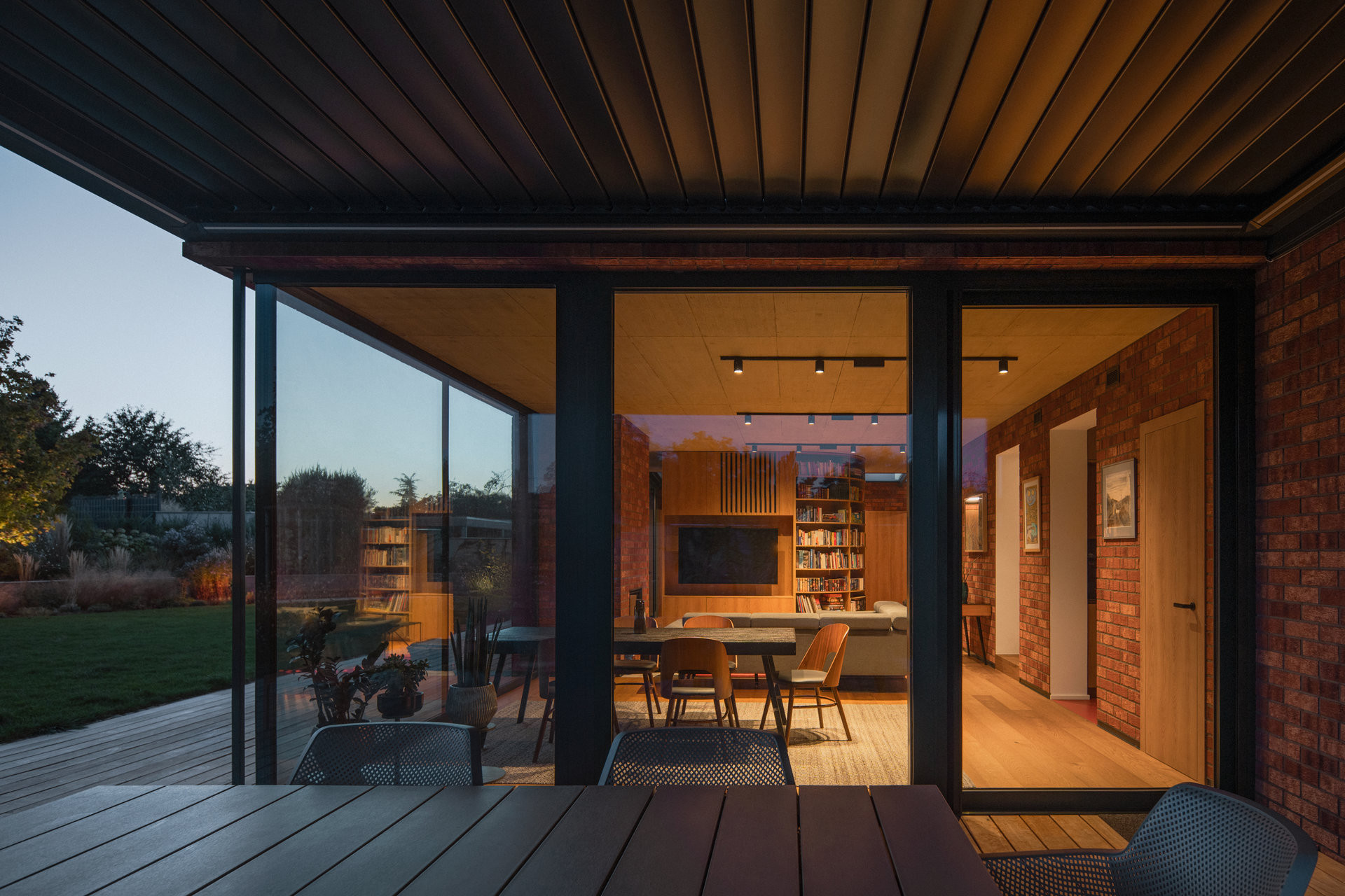 Krytá terasa a obývací pokoj (Cihlový dům v Pardubicích; architekti Jakub Dvořák a Michal Bílek)