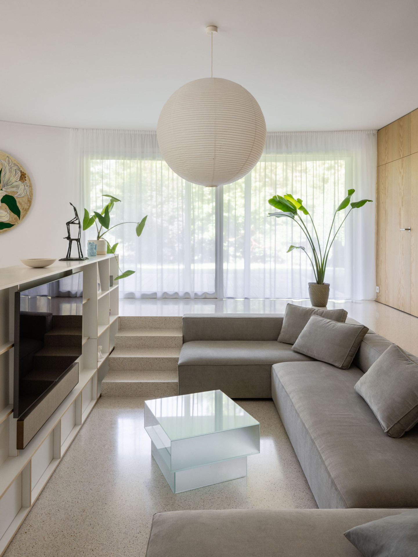 Bazénová díra je nově obložená teracovou dlažbou a vyplněná gaučem. (Byt bazén, GRAU)