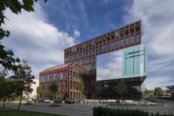 V Gdaňsku vyrostla administrativní budova s cihlovou fasádou navržená architekty Marcinem Woyciechowskim, Tomaszem Piechotou a Radosławem Orłowskim