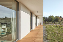 Prosklené plochy jsou stíněné shora i ze stran. (Chytrý dům v Dobříši, 0,5 Studio)