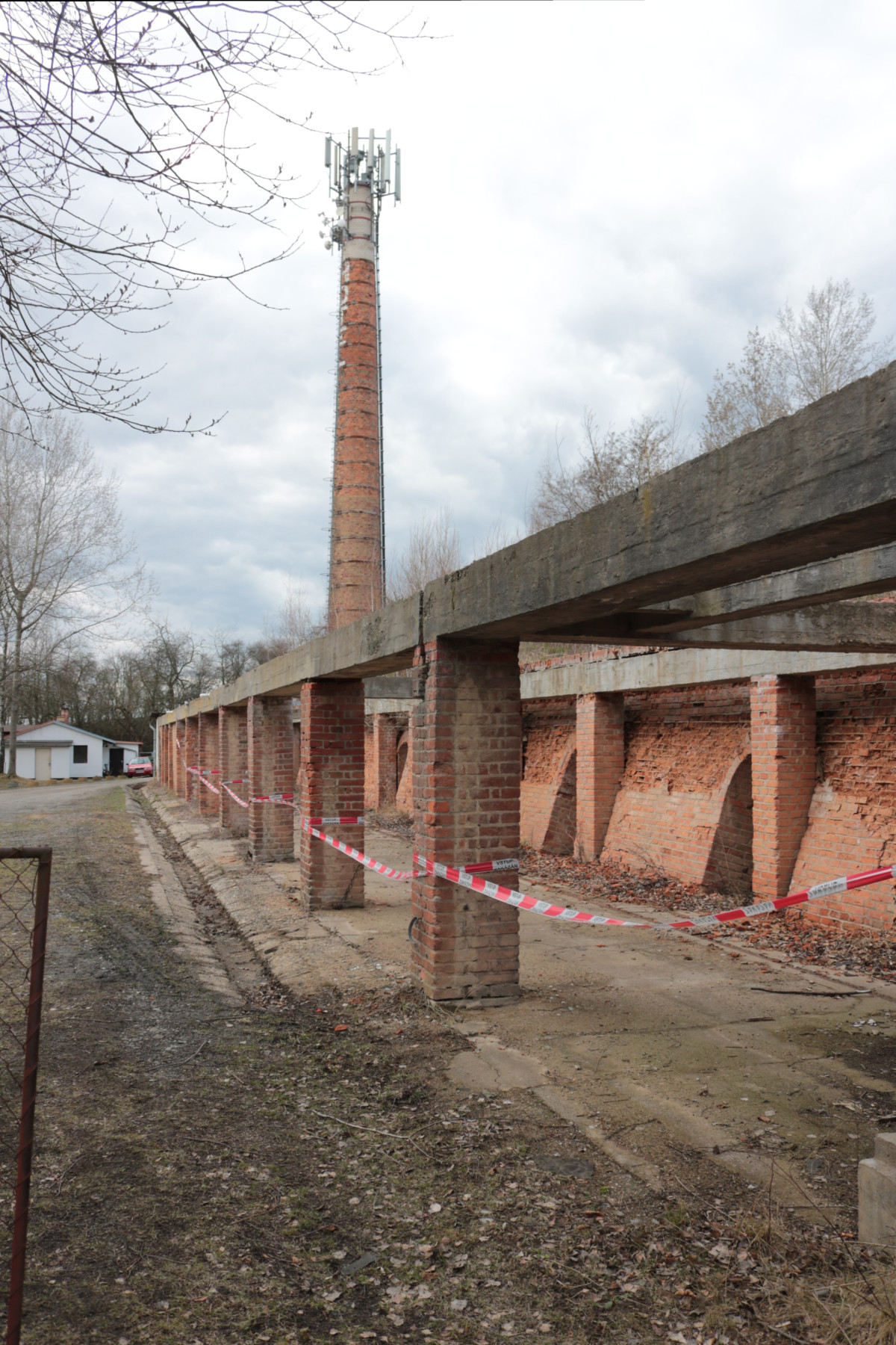 Architekti Martin Rusina a Martin Frei píší v knize, jak na ně místo zapůsobilo: „Mohutné tělo cihlářské pece neslyšně vydechovalo chladný vlhký vzduch ze svých dokonale vykroužených, hladkých, v nekonečné smyčce uspořádaných útrob.“ Připadalo jim nesmyslné ji bourat – chtěli průmyslovou stavbu nechat stát a využít. 
