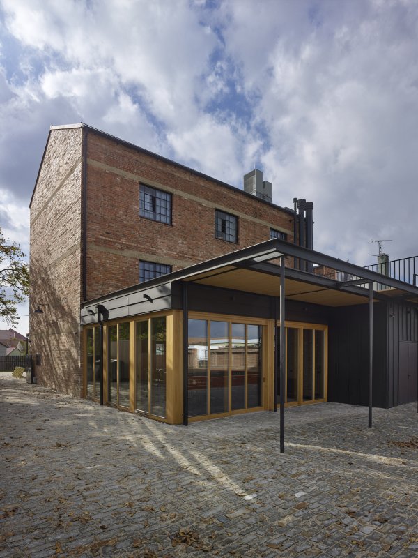 Bývalý mlýn s přístavbou (Pelčák a partner architekti, rekonstrukce mlýna v Hruškách)