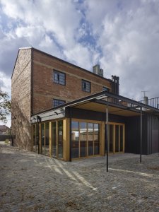 Bývalý mlýn s přístavbou  (Pelčák a partner architekti, rekonstrukce mlýna v Hruškách)