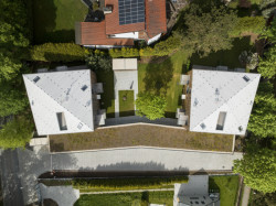 Viladomy v Kamenici, NEW HOW architekti: Dva domy na shodném čtvercovém půdorysu, mezi nimi je společné prostranství