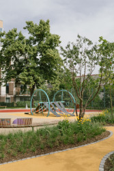 Prostor pro děti a dospělé je protkán různorodými herními prvky a kvalitním mobiliářem od společnosti mmcité.