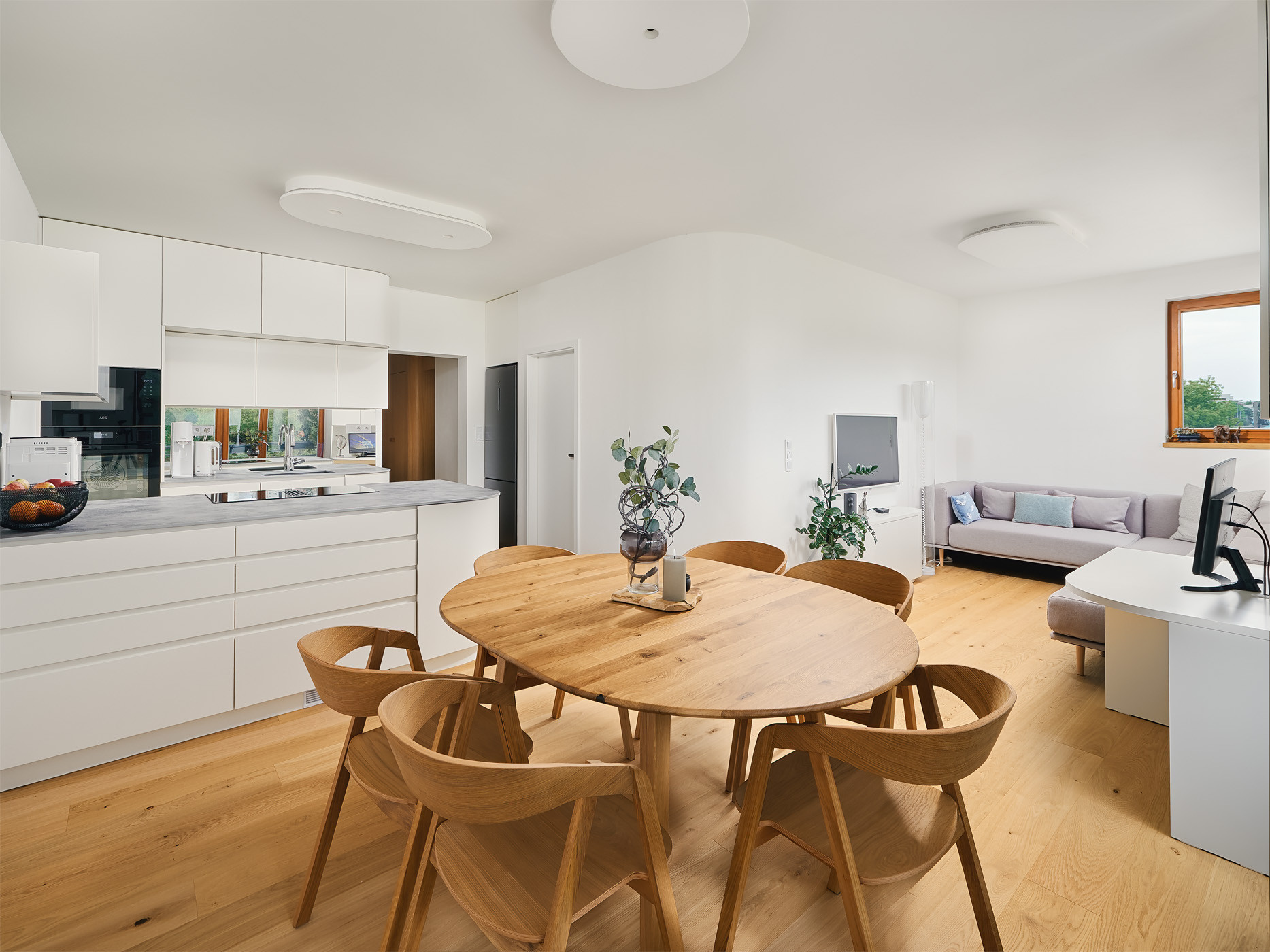 Investoři měli hned několik přání, jak by měl jejich nový domov vypadat. Jedním z nich byla vize atypicky vyřešit osvětlení v hlavním obytném prostoru. (Byt v Hostivaři, Michaela Socha)