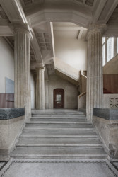 Rekonstrukce vily Heike; Christof Schubert Architekten: Ve vestibulu původně Richard Heike vystavoval stroje na zpracování masa, které jeho společnost vyráběla