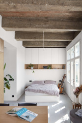 Architekti byli věrní bílé barvě v kombinaci s dřevěnou březovou překližkou a černými detaily na nábytku. (Rekonstrukce bytu Hradešínská, Ateliér Důmysl)