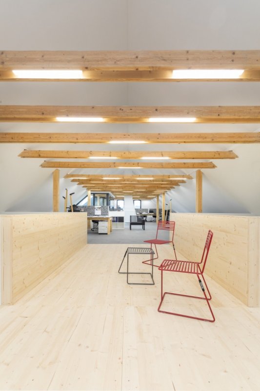 Rekonstrukce firemního sídla mmcité+ v Mazančowicích v Polsku od Kamil Mrva Architects