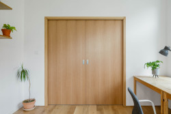 Byt v Praze-Vinohradech, Archistroj a Atelier HORIZONT: Pracovnu je možné s obývacím pokojem propojit otevřením posuvných dvěří