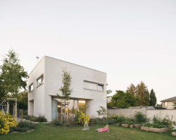 Architekti umístili dům do severní části pozemku a uvolnili tak prostor pro jižně orientovanou zahradu.
(Rodinný dům v Radotíně, Papundekl architekti)