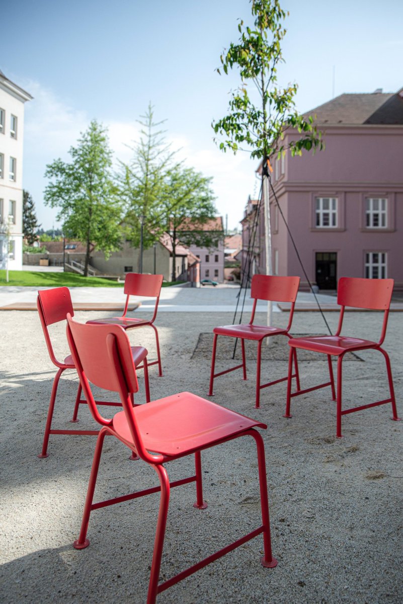 V nejvyšší úrovni jsou umístěny recyklované židle z místní základní školy. (Mezi školami, MED ARKITEKT)