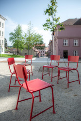 V nejvyšší úrovni jsou umístěny recyklované židle z místní základní školy. (Mezi školami, MED ARKITEKT)