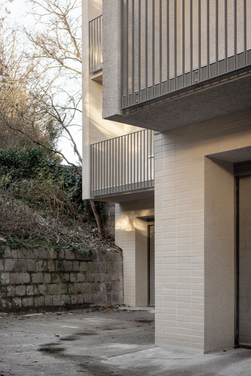 Rekonstrukce bytu a bytového domu Nový Svet, ARCHITEKTI mikulaj & mikulajová - Dům byl celkově sanován a zateplen