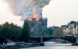 Gotická katedrála Notre-Dame v Paříži při požáru 15. dubna