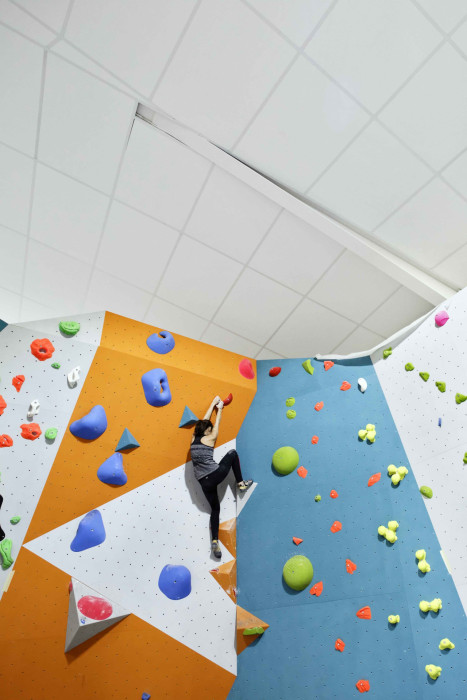 Akustické kazetové podhledy Eurocoustic od Rigips navržené pro efektivní regulaci zvuku.