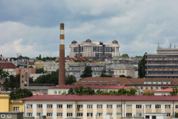 Ještě víc než fasáda vadila jeho velikost. „Neadekvátní měřítko poškozující horizont“ a „mizerná proporce“, tak to pojmenoval architekt Burian ve zmíněné anketě. Mohutná krychle je skutečně k vidění z mnoha míst – zde pohled ze tři kilometry vzdálených Strašnic.
