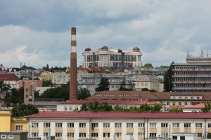 Ještě víc než fasáda vadila jeho velikost. „Neadekvátní měřítko poškozující horizont“ a „mizerná proporce“, tak to pojmenoval architekt Burian ve zmíněné anketě. Mohutná krychle je skutečně k vidění z mnoha míst – zde pohled ze tři kilometry vzdálených Strašnic.