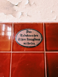 Dobová typografie zakazující kouření