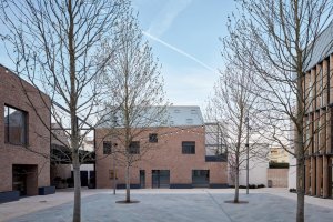 Vítěz kategorie Bytové domy slovenských cen CEZAAR 2018, ateliér Vallo Sadovsky Architects, renovace a dostavba měšťanských domů v Trnavě. Foto: BoysPlayNice